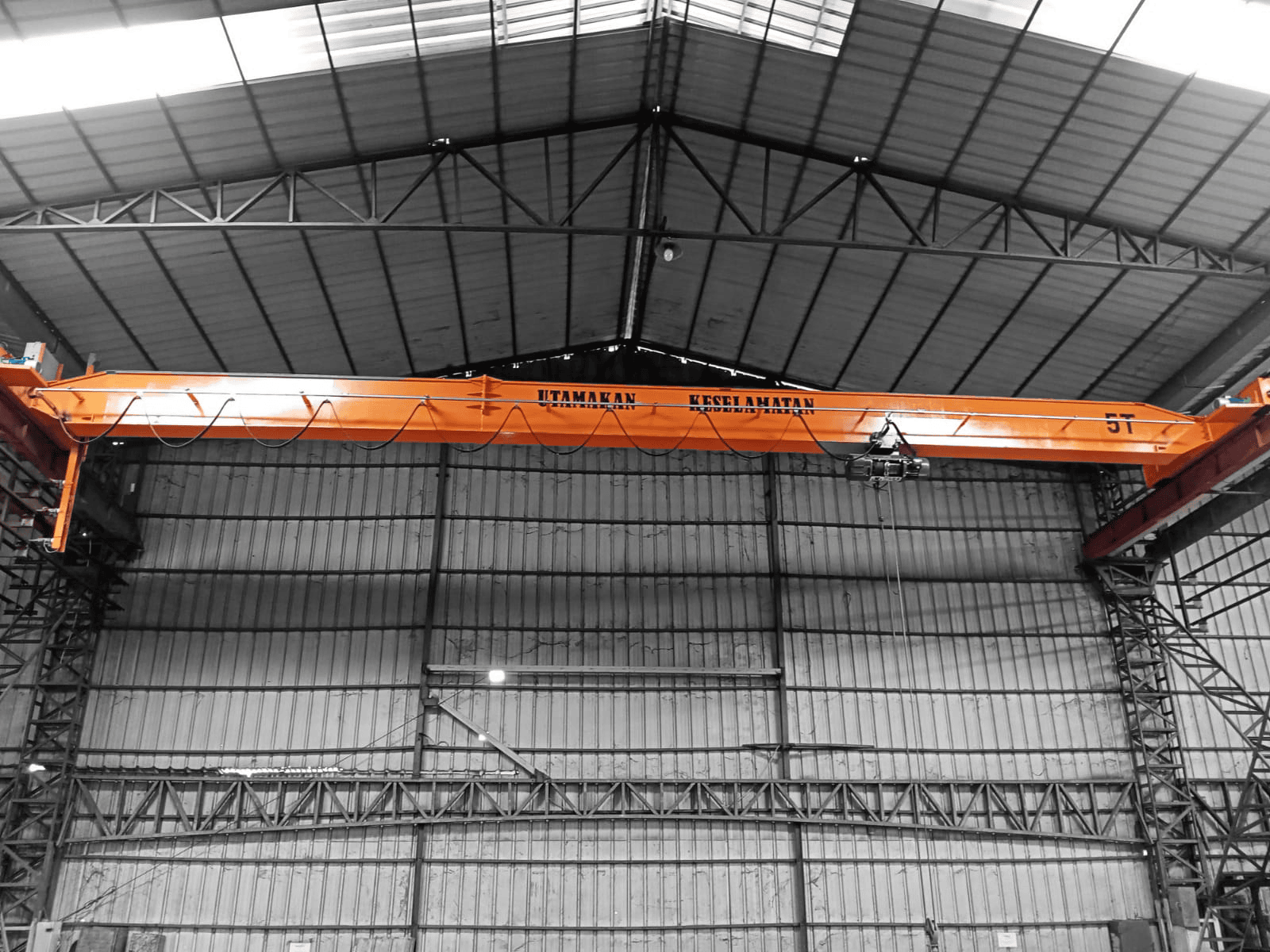 Single Girder Crane untuk Pengangkatan Efisien di Area Industri