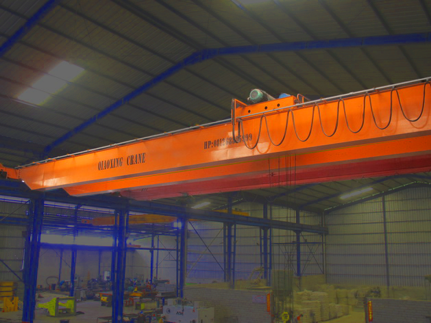Double Gantry Crane untuk Pengangkatan Beban Berat di Area Terbuka